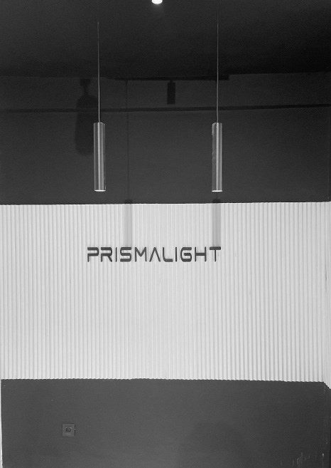 Suspensions exposées au showroom Prismalight à Rabat